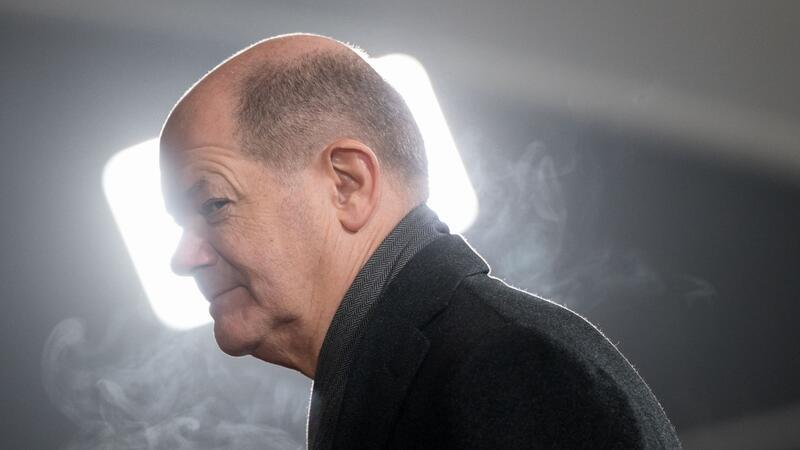 SPD-Spitze legt Kompromissantrag zu Migrationspolitik vor Beim Thema Rückführung von abgelehnten Asylbewerbern schlägt der Antrag einen deutlich zurückhaltenderen Ton an als Bundeskanzler Olaf Scholz.