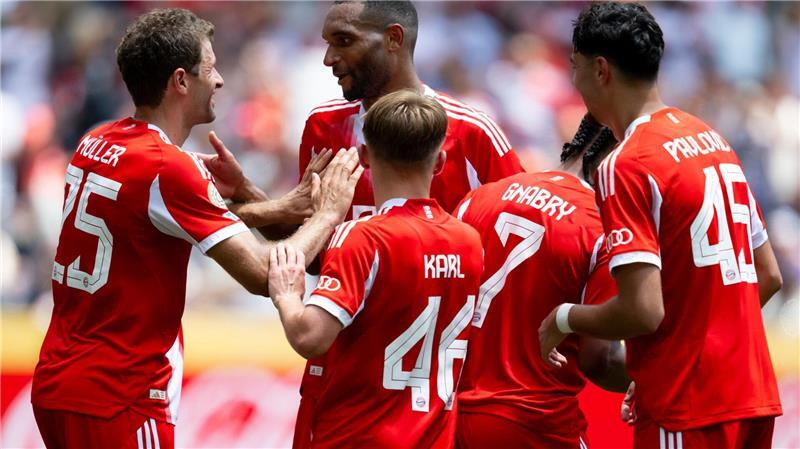 Ein neues Bayern-Sternchen funkelt: Wer ist Lennart Karl? Beim Torjubel gegen Auckland muss Lennart Karl (Nr. 46) noch den prominenten Teamkollegen gratulieren, wie hier Thomas Müller (l) nach dem Treffer zum 10:0.