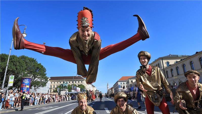 Beim Trachtenumzug am Sonntag waren auch Moriskentänzer dabei.