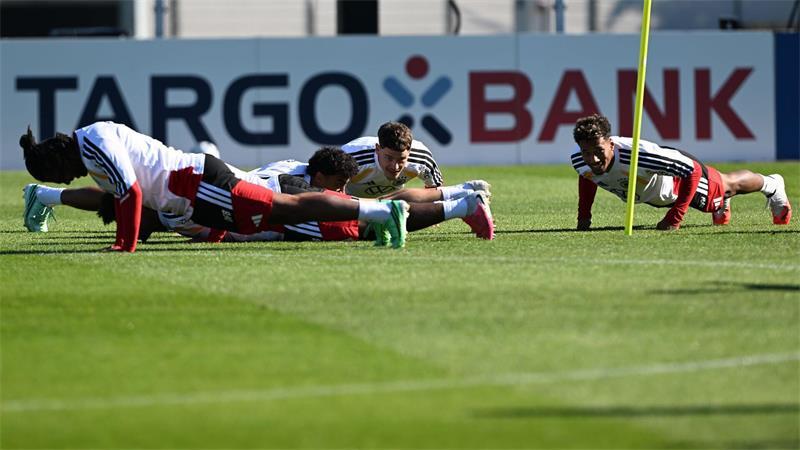 Geheimratsecken, Schweineohren und Klopps Griechen-Warnung Beim Training musste das Verliererteam bei einer Übung Liegestütze machen.