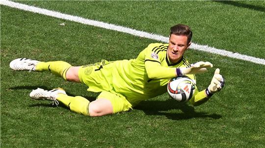 Beim Trainingsauftakt des FC Barcelona übte Marc-André ter Stegen am Rande der Gruppe.