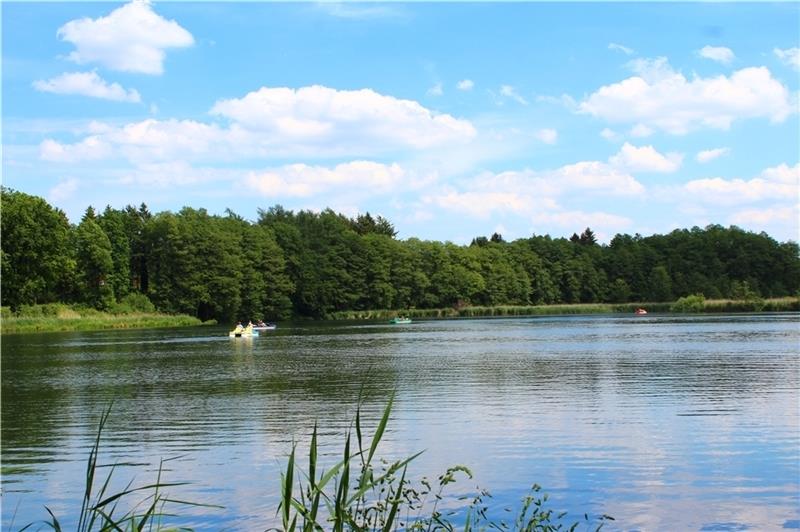 Beim Tretbootfahren aktiv sein oder einfach nur die Seele baumeln lassen: Am Appelbecker See geht beides. Fotos Vonderbank, FLMK
