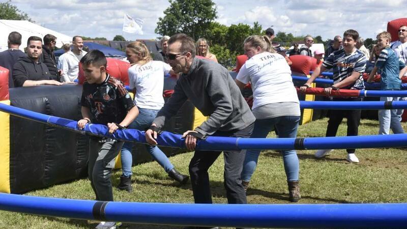 Gute Stimmung inklusive: Vatertagstouren an Elbe und Oste Beim Turnier in Harsefeld waren alle mit vollem Einsatz bei der Sache. Sie spielten in Teams im Menschenkicker für den guten Zweck.