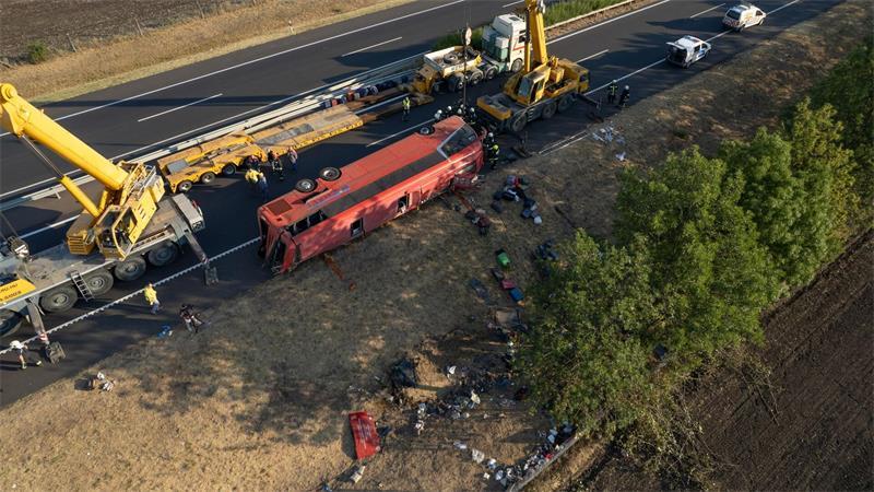 Beim Unfall eines polnischen Reisebusses starben im Osten Ungarns mindestens zwölf Menschen.