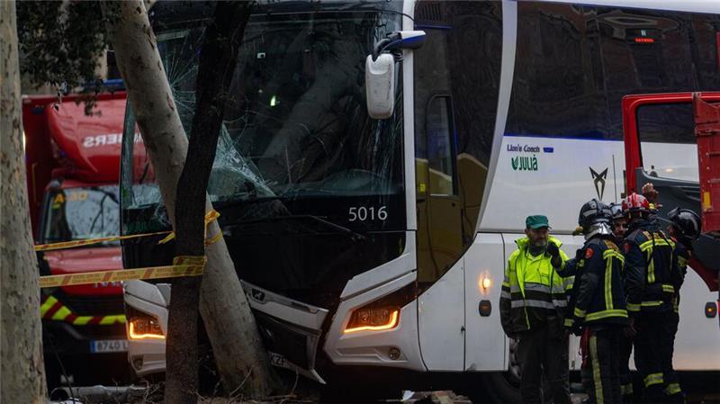Beim Unfall wurden auch ein Baum und eine Straßenlaterne beschädigt. (Foto aktuell)