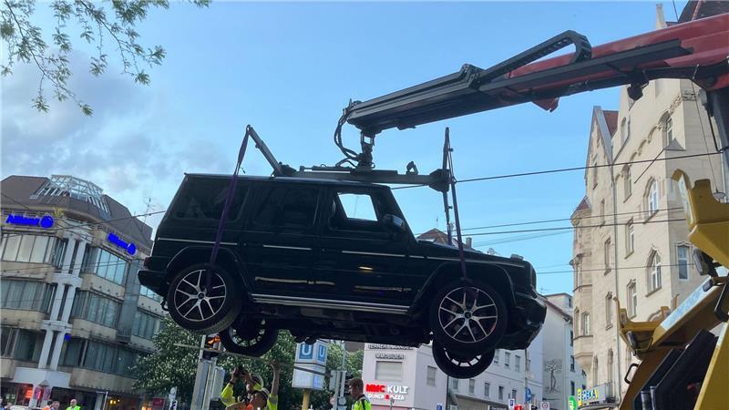 Beim Unfallauto handelt es sich um eine Mercedes-G-Klasse, einen Luxus-Geländewagen. 