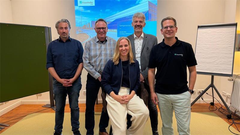 Beim Unternehmer-Treff in Deinste: Das TAGEBLATT-Team mit Christian Nähring, John Bekkema und Sönke Giese sowie die beiden Referenten Kim Katharina Koch und Christian Böhlmann (rechts).