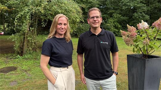Beim Unternehmer-Treff in Deinste: Kim Katharina Koch, Geschäftsführerin der Kreishandwerkerschaft Stade, und Christian Böhlmann, Standortleiter vom Fraunhofer Institut in Stade.