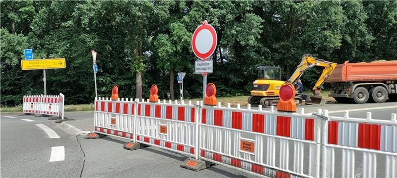 Sanierung der B73: Anlieger und Gewerbetreibende ärgern sich über die Baustelle Beim Verkehrskreisel Ottenbeck ist die B 73 in Richtung Agathenburg für den Verkehr gesperrt. Die Fahrbahn der Ortsdurchfahrt wird erneuert. Fotos: Lohmann