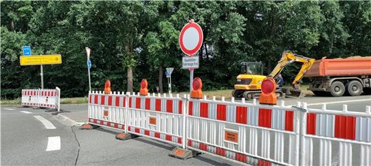 Beim Verkehrskreisel Ottenbeck ist die B 73 in Richtung Agathenburg für den Verkehr gesperrt. Die Fahrbahn der Ortsdurchfahrt wird erneuert. Fotos: Lohmann