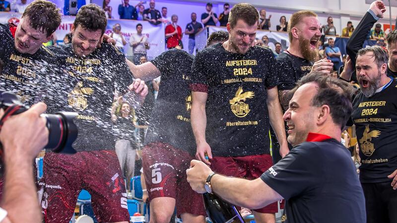Nach Potsdam-Abschied: Buxtehuder Joshua Thiele hat Verein gefunden Beim VfL Potsdam feierte Joshua Thiele (2. von links) noch den Bundesliga-Aufstieg.