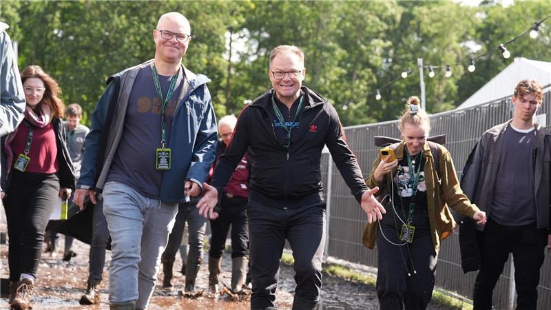 Beim Wackener Open Air Festival in Schleswig-Holstein kamen Ende Juli und Anfang August Schlammschutzmatten aus Moorgräsern zum Einsatz. Solche Produkte will Umweltminister Carsten Schneider fördern. 