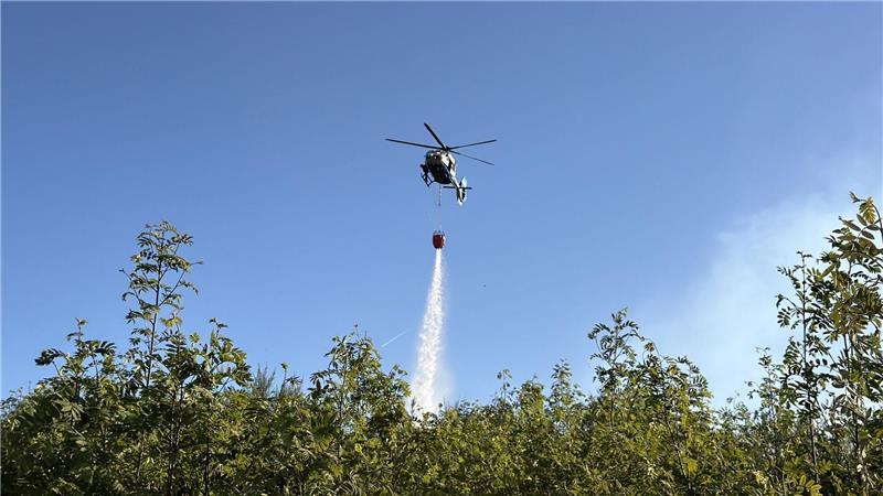 Beim Waldbrand bei Attendorn kam Hilfe aus der Luft.