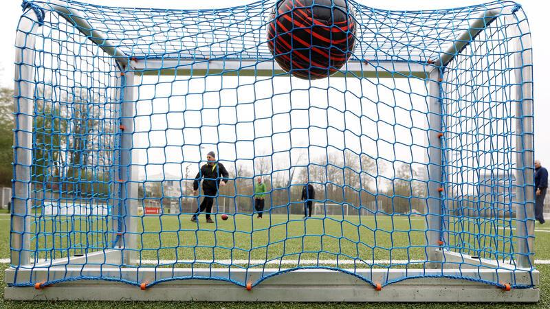 Beim Walking Football wird auf kleine Tore geschossen.