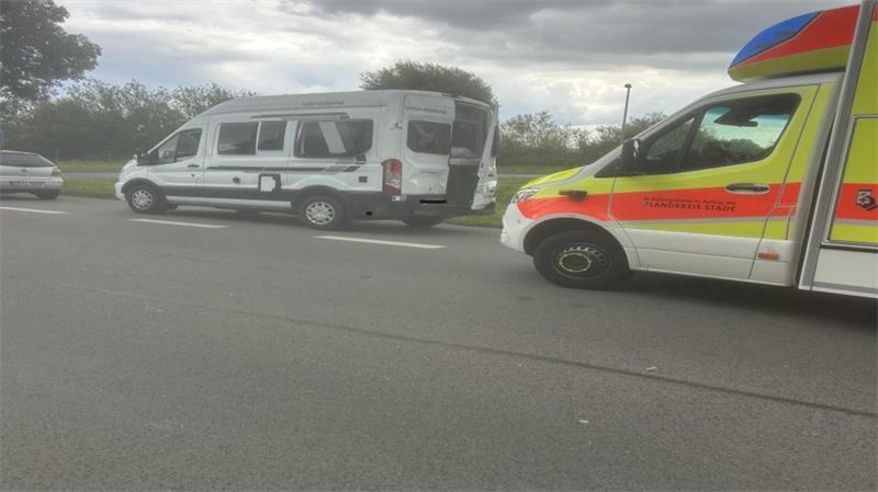 Beim Warten auf die Elbfähre war die Wohnmobilfahrerin ausgestiegen. Sie wurde erfasst und eingeklemmt.