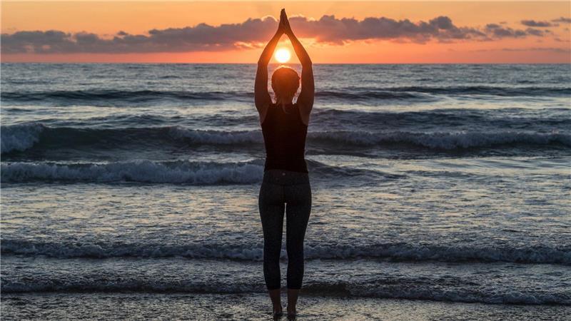 Abnehmen mit Sport: Diese 9 Tipps bringen Sie ans Ziel Beim Yoga verbrennen Sie etwa 300 bis 350 Kalorien pro Stunde.