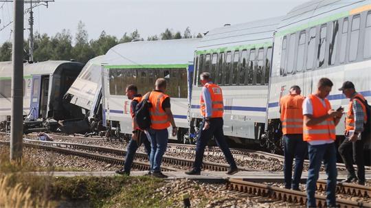 Beim Zusammenprall eines Lasters mit einem Zug in Polen ist eine Frau gestorben. 