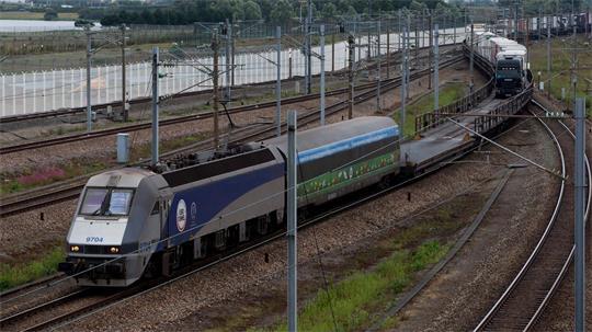 Beim Zusammenstoß eines Kleinbusses mit einem Güterzug am Kanaltunnel in Calais sind 19 Menschen verletzt worden. (Illustration)