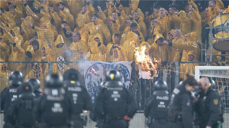 Beim Zweitliga-Spiel zwischen Dynamo Dresden und Hertha BSC kam es zu Krawallen.