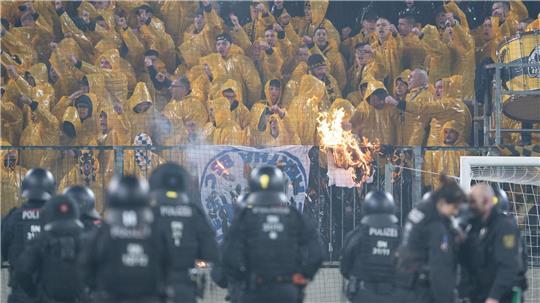 Beim Zweitliga-Spiel zwischen Dynamo Dresden und Hertha BSC kam es zu Krawallen.