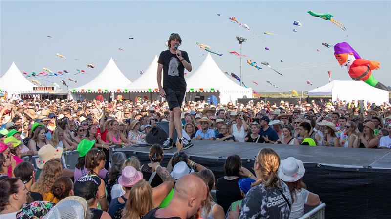 Elbstrand-Festival 2024: Die ersten Künstler stehen bereits fest Beim diesjährigen Elbstrand-Festival in Otterndorf sorgte Party-Sänger Mickie Krause für Stimmung. Jetzt wurden die ersten Künstler für das Elbstrand-Festival 2024 bestätigt. Darunter ein bekannter Schlagerstar. Foto: Mangels