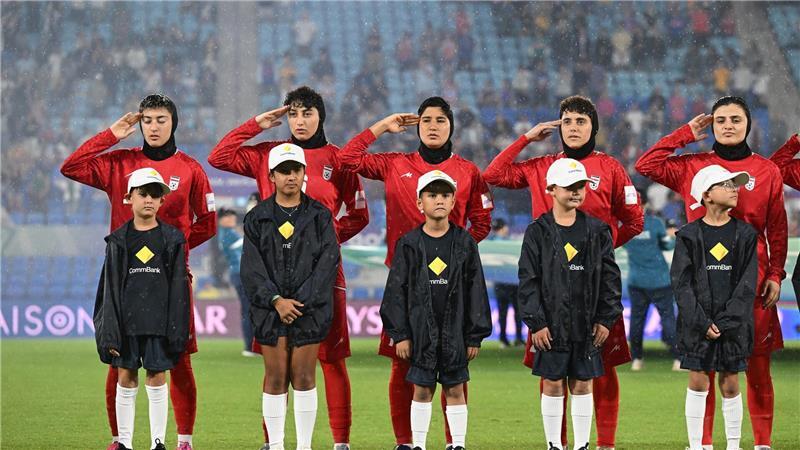 Beim dritten Gruppenspiel salutierten die iranischen Spielerinnen während der Hymne.