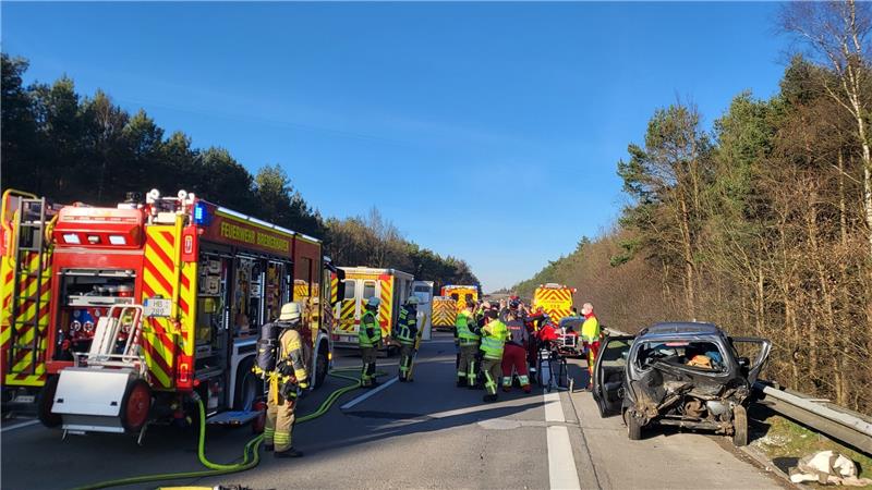 Beim ersten Auffahrunfall wurden zwei Personen schwer, eine Beifahrerin lebensgefährlich verletzt. Foto: Polizei