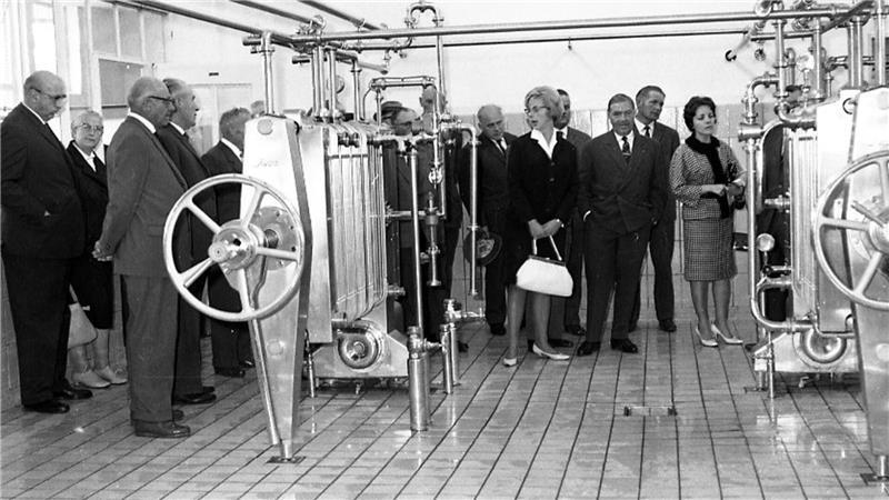 Wie ein Baron aus Harsefeld das französische Asfeld machte Beim ersten Besuch der Asfeld-Delegation im Jahr 1963: ein Besuch in der Molkerei.