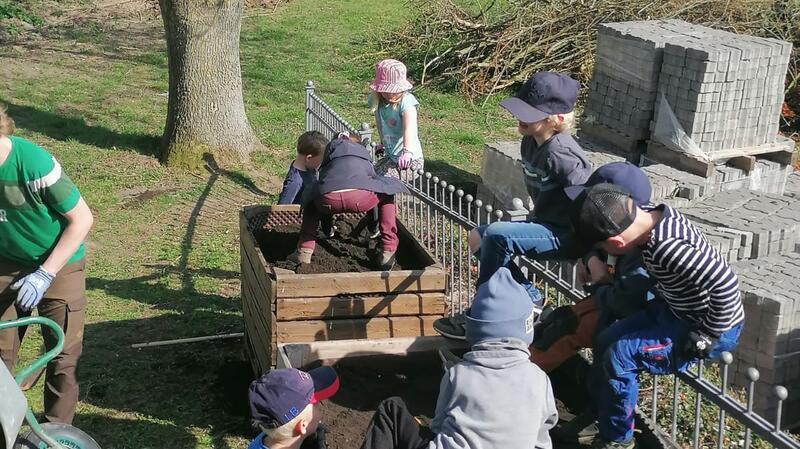 Insel-Junior-Club auf Krautsand gegründet Beim ersten Termin packten die lütten Insulander kräftig an und hatten mächtig Spaß dabei.