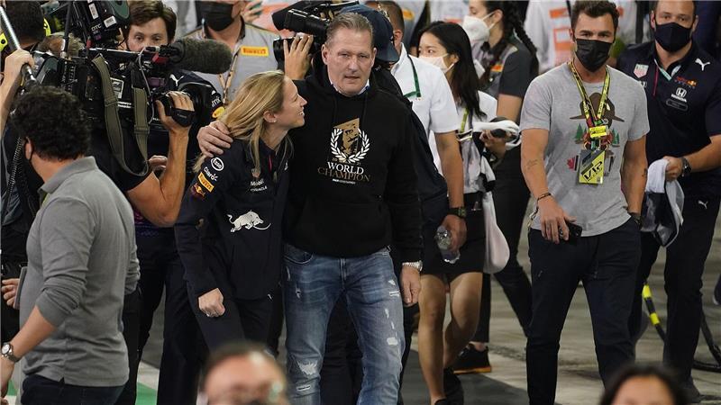 Beim ersten Titel von Max Verstappen zählte Vater Jos zu den ersten Gratulanten. 