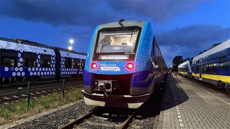 Bevor der erste Zug fährt: EVB-Lokführerin startet um 3 Uhr morgens Beim ersten Wasserstoffzug gab es technische Probleme.