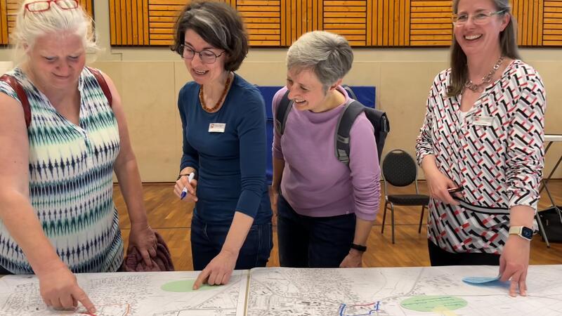 B73 wird für drei Jahre zur Baustelle: Das ist für Himmelpforten geplant Beim gemeinsamen Blick auf die Pläne gab es viele Anregungen (von links): Anja Grabau (Seniorenbeirat), Astrid Ronge (Straßenbaubehörde), Birte Eggeling und Kirsten Schöne (Straßenbaubehörde).