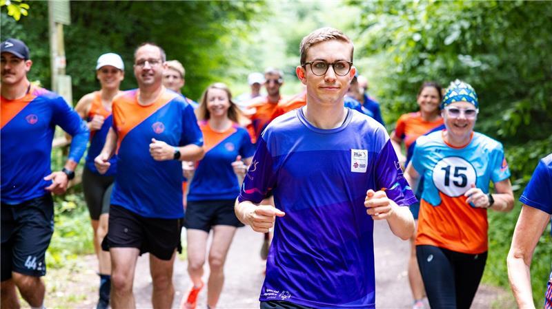 Wie Special Olympics das Leben eines Saarländers verändern Beim gemeinsamen Training im Wald bereitet sich Fynn (M.) mit anderen Läuferinnen und Läufern auf die nationalen Spiele der Special Olympics vor.
