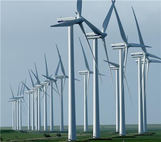 Beim geplanten Ausbau der Windenergie muss sich die Bundesregierung aus gewerkschaftlicher Sicht stärker um den Aufbau von Beschäftigung und um bessere Arbeitsbedingungen in der Branche bemühen - das sagt die IG Metall (Symbolbild). Foto: dpa