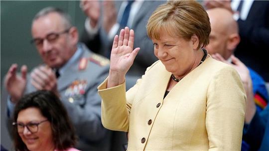 Beim gescheiterten ersten Kanzler-Wahlgang von Friedrich Merz saß Angela Merkel auf der Ehrentribüne. Beim zweiten Anlauf fehlte die Altkanzlerin. Die Gratulation kam später auf einem anderen Weg. 
