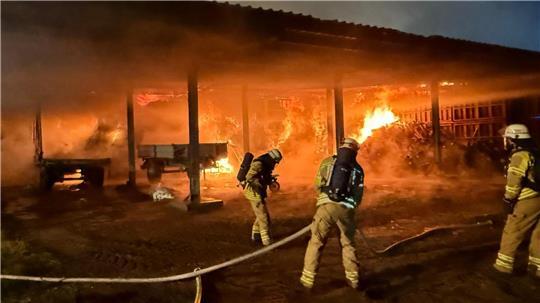 Beim heftigen Scheunenbrand in Haddorf waren die Mitglieder der Feuerwehr gefordert.