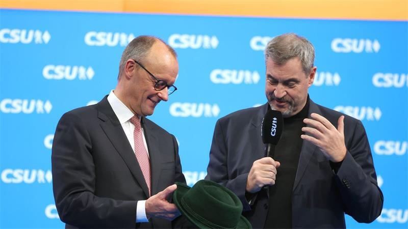 Beim letzten CSU-Parteitag bekam Merz einen Trachtenhut. Was bekommt er diesmal - außer Druck in der P-Frage?