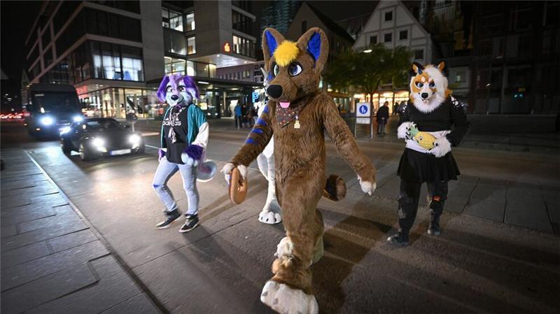Vom Mensch zum Fabeltier: Was hinter Furry Fandom steckt Beim sogenannten Suitwalk wollen die Furrys Farbe in den grauen Alltag der Menschen bringen. (Archivbild)