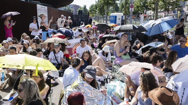 Glitzern in der Sonne: Fans warten auf Taylor Swift Beim stundenlangen Warten kann gefachsimpelt werden.