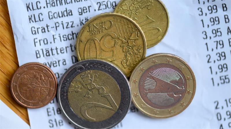 Inflation steigt erstmals seit Ende 2023 über drei Prozent Beim täglichen Einkauf schauen die Menschen genau auf den Preis. (Symbolbild)