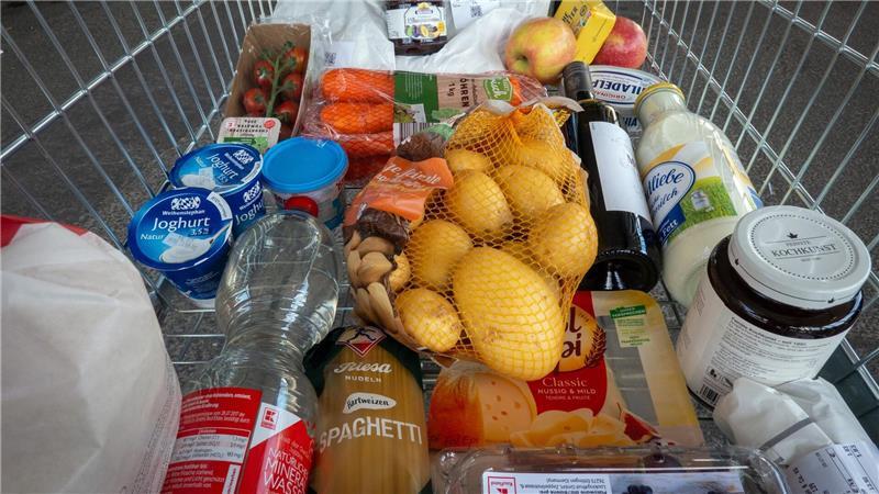 Niedrigster Stand seit Herbst: 2,0 Prozent Inflation im Juni Beim täglichen Einkauf spüren Verbraucherinnen und Verbraucher die Teuerung.