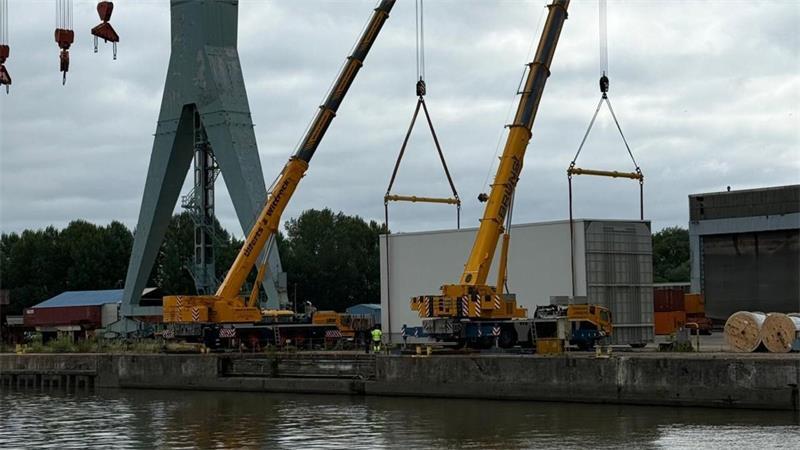 EPS-Chef Habbo Stark ist der neue Herr der Sietas-Werft in Neuenfelde Beim wasserseitigen Umschlag setzt die Este Project Service GmbH auf Mobilkräne.