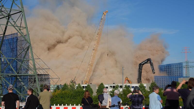 Beim zweiten Anlauf hat es geklappt: Das Kesselhaus des ehemaligen Heizkraftwerks Moorburg ist gefallen.
