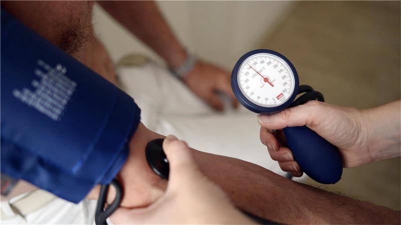 Beinahe einer von drei Erwachsenen in Deutschland leidet unter Bluthochdruck. Die Weltgesundheitsorganisation weist am 17. Mai mit dem Welthypertonietag auf das Thema hin.Foto: Maurizio Gambarini/dpa