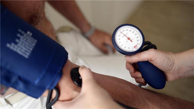 Die unterschätzte Volkskrankheit: Wie gefährlich ist Bluthochdruck wirklich? Beinahe einer von drei Erwachsenen in Deutschland leidet unter Bluthochdruck. Die Weltgesundheitsorganisation weist am 17. Mai mit dem Welthypertonietag auf das Thema hin.Foto: Maurizio Gambarini/dpa