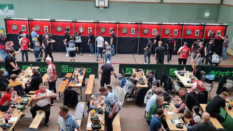 Beinahe zwölf Stunden dauerte das Jubiläumsturnier. Ohne die Boardanlage der Dart-Devils Drochtersen wäre das nicht möglich gewesen.