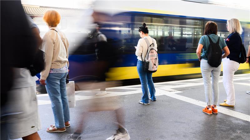 Lohnt sich Ticket-Splitting beim Bahnfahren? Beinhaltet die Zugverbindung auch Abschnitte, wo Nahverkehrstickets gültig sind, kann die Wahrscheinlichkeit steigen, dass geteilte Verbindungen günstiger sind als eine durchgängige Buchung.