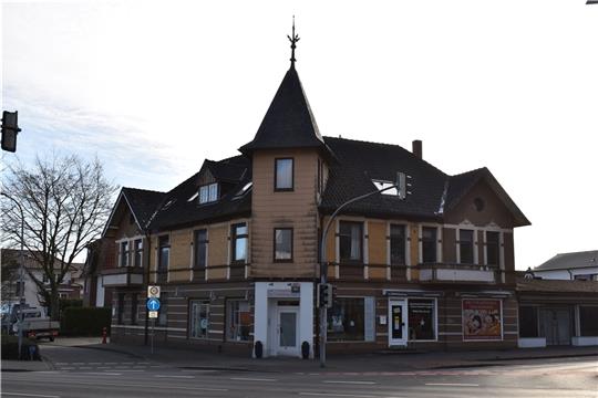 Beispiel für den aktuellen Bautrend in der Stadt: Dieser markante Altbau an der Ecke Stader Straße / An der Rennbahn steht vor dem Abriss. Fotos: Weselmann