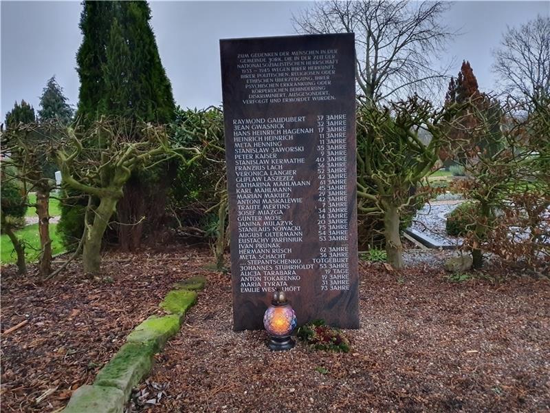 Beispiel für eine Gedenkstele: Auf dem Friedhof in Jork hat die Gemeinde Jork das Mahnmal errichten lassen. Foto: Beneke