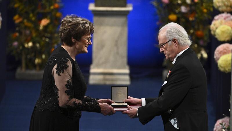 Schwedischer König überreicht Nobelpreise Beitrag zum größten Nutzen der Menschheit: Katalin Karikó erhält den Nobelpreis für Medizin aus den Händen von König Carl XVI. Gustaf.